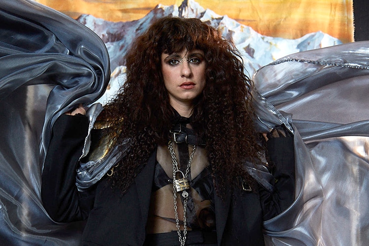 Marilina Bertoldi: la guerrera del rock argentino - Marilina Bertoldi irrumpió con fuerza en la escena, desafiando tabúes. Sus conciertos son campos de batalla donde reina la libertad. Con su álbum "Mojigata" traspasó fronteras y obtuvo reconocimientos, incluyendo el premio Gardel de Oro, sin renunciar a sus principios y valores."Yo soy sapo de otro pozo en el rock", afirmó, al reconocer que es una industria liderada por hombres. "No fue fácil, pero a mí por suerte nunca me importó mucho lo que dijeran los hombres. Rara vez valoraron mi opinión en el ambiente, por lo cual, yo nunca escuché la opinión de ellos tampoco. Es inevitable que cambie el rock al tocarlo, admiro a gente distinta a la que admiran ellos y mis objetivos son completamente distintos. Me siento bien con eso y creo que es lo que el rock necesitaba". Marilina Bertoldi