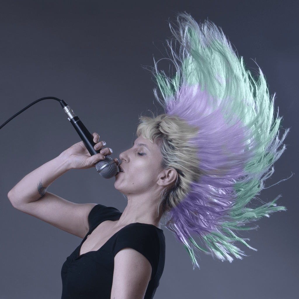 Marina Fages - Nacida en 1983, Marina Fages es artista visual, compositora, multiinstrumentista y cantante. Hace música influida por el punk rock, el indie y los arreglos experimentales. Crecer en Tierra del Fuego fue el combustible elemental para pintar paisajes de bosques y rocas, así como los aullidos de guitarras, voces y flautas que en sus composiciones asemejan al viento incesante de la Patagonia. En diez años de carrera musical grabó tres discos e hizo giras en Latinoamérica, Europa y Japón. Fue telonera de Metallica, participó en las sesiones de la radio estadounidense KEXP y del Primavera Sound en Buenos Aires y realizó una gira tocando en numerosas ciudades de Argentina. Marina Fages. Foto: Yesi Mastromano