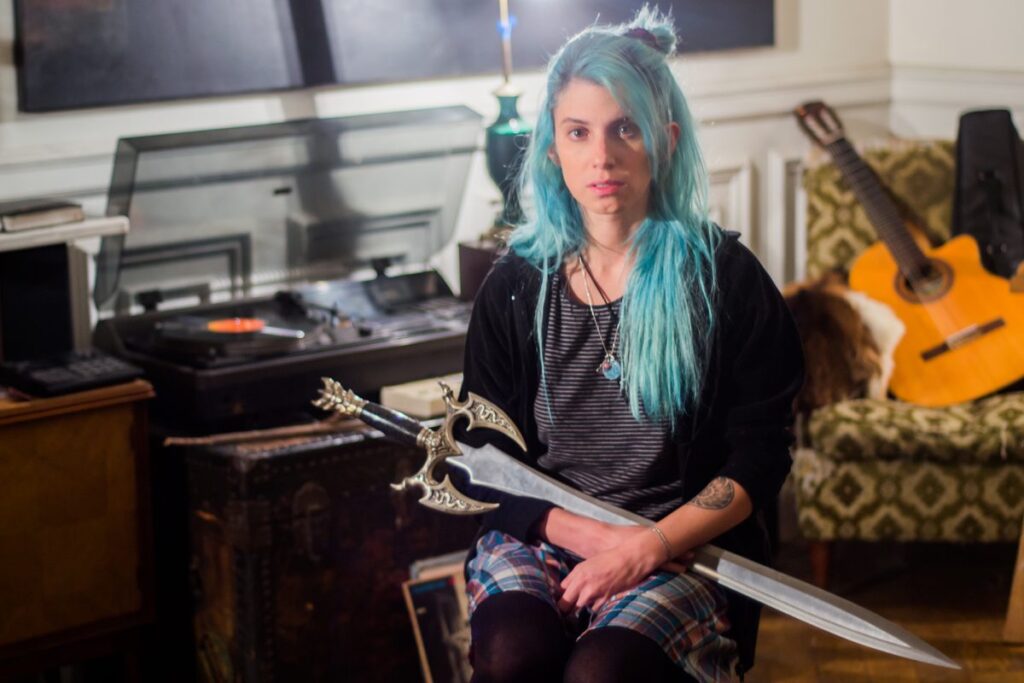 Marina Fages - Nacida en 1983, Marina Fages es artista visual, compositora, multiinstrumentista y cantante. Hace música influida por el punk rock, el indie y los arreglos experimentales. Crecer en Tierra del Fuego fue el combustible elemental para pintar paisajes de bosques y rocas, así como los aullidos de guitarras, voces y flautas que en sus composiciones asemejan al viento incesante de la Patagonia. En diez años de carrera musical grabó tres discos e hizo giras en Latinoamérica, Europa y Japón. Fue telonera de Metallica, participó en las sesiones de la radio estadounidense KEXP y del Primavera Sound en Buenos Aires y realizó una gira tocando en numerosas ciudades de Argentina. Marina Fages. Foto: Cari Aimé