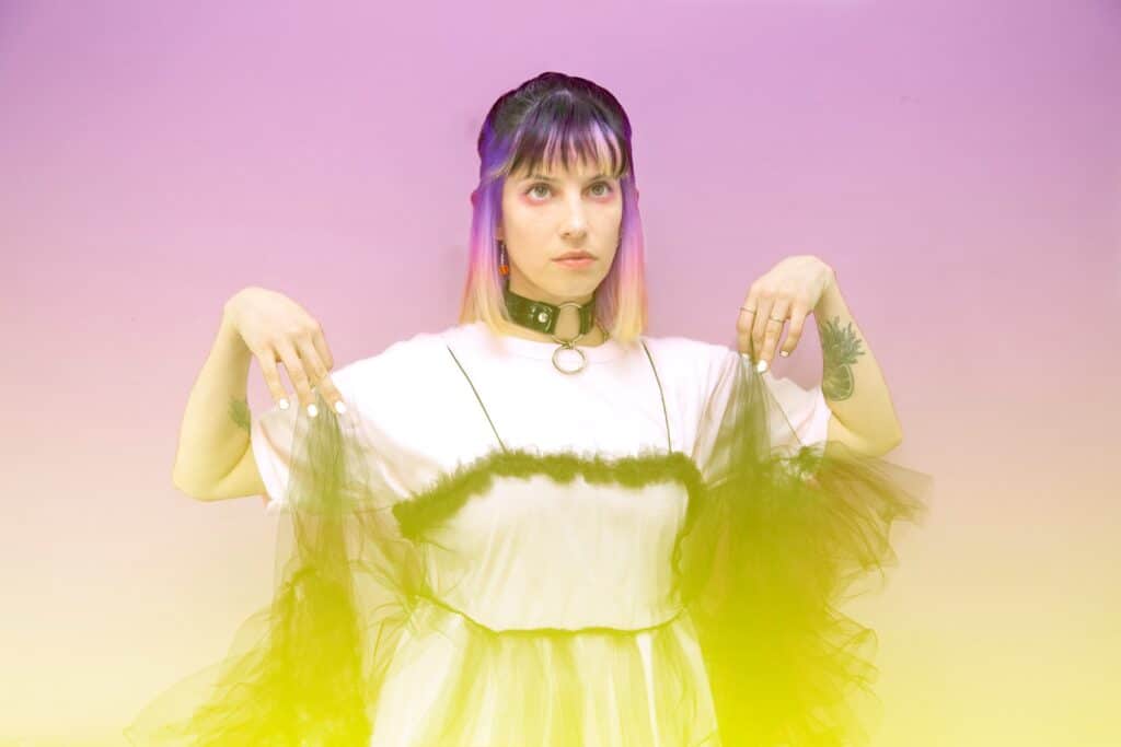 Marina Fages - Nacida en 1983, Marina Fages es artista visual, compositora, multiinstrumentista y cantante. Hace música influida por el punk rock, el indie y los arreglos experimentales. Crecer en Tierra del Fuego fue el combustible elemental para pintar paisajes de bosques y rocas, así como los aullidos de guitarras, voces y flautas que en sus composiciones asemejan al viento incesante de la Patagonia. En diez años de carrera musical grabó tres discos e hizo giras en Latinoamérica, Europa y Japón. Fue telonera de Metallica, participó en las sesiones de la radio estadounidense KEXP y del Primavera Sound en Buenos Aires y realizó una gira tocando en numerosas ciudades de Argentina. Marina Fages. Foto: Facebook de la artista