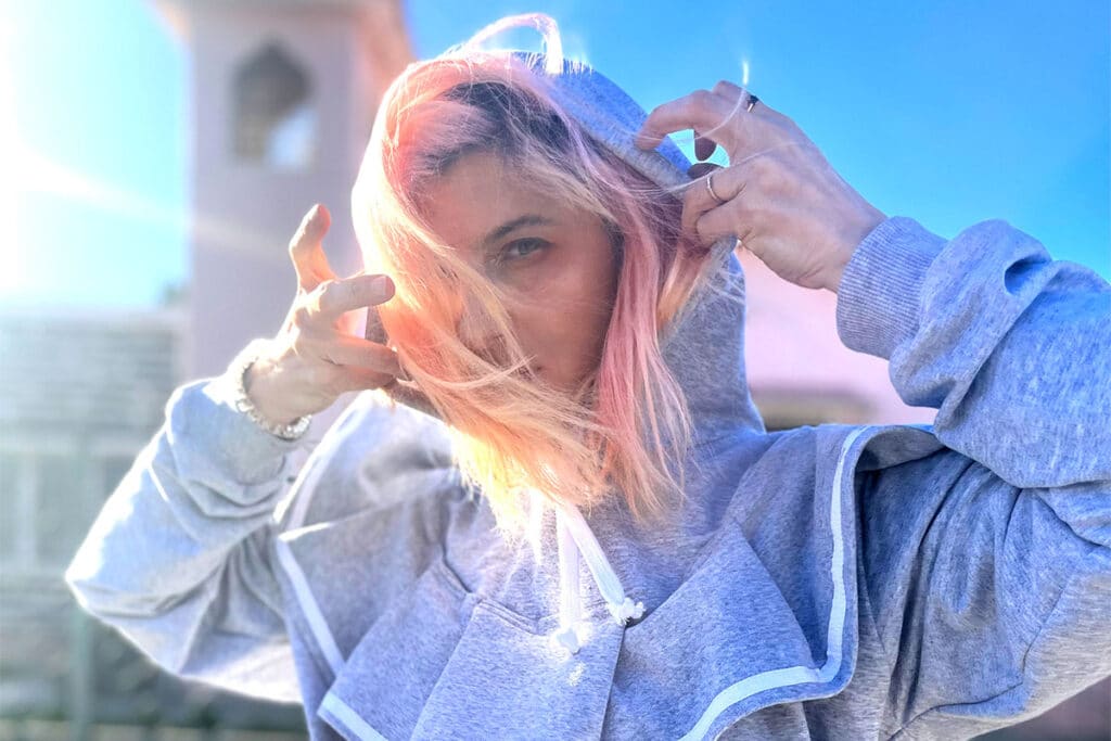 Marina Fages - Nacida en 1983, Marina Fages es artista visual, compositora, multiinstrumentista y cantante. Hace música influida por el punk rock, el indie y los arreglos experimentales. Crecer en Tierra del Fuego fue el combustible elemental para pintar paisajes de bosques y rocas, así como los aullidos de guitarras, voces y flautas que en sus composiciones asemejan al viento incesante de la Patagonia. En diez años de carrera musical grabó tres discos e hizo giras en Latinoamérica, Europa y Japón. Fue telonera de Metallica, participó en las sesiones de la radio estadounidense KEXP y del Primavera Sound en Buenos Aires y realizó una gira tocando en numerosas ciudades de Argentina. Marina Fages