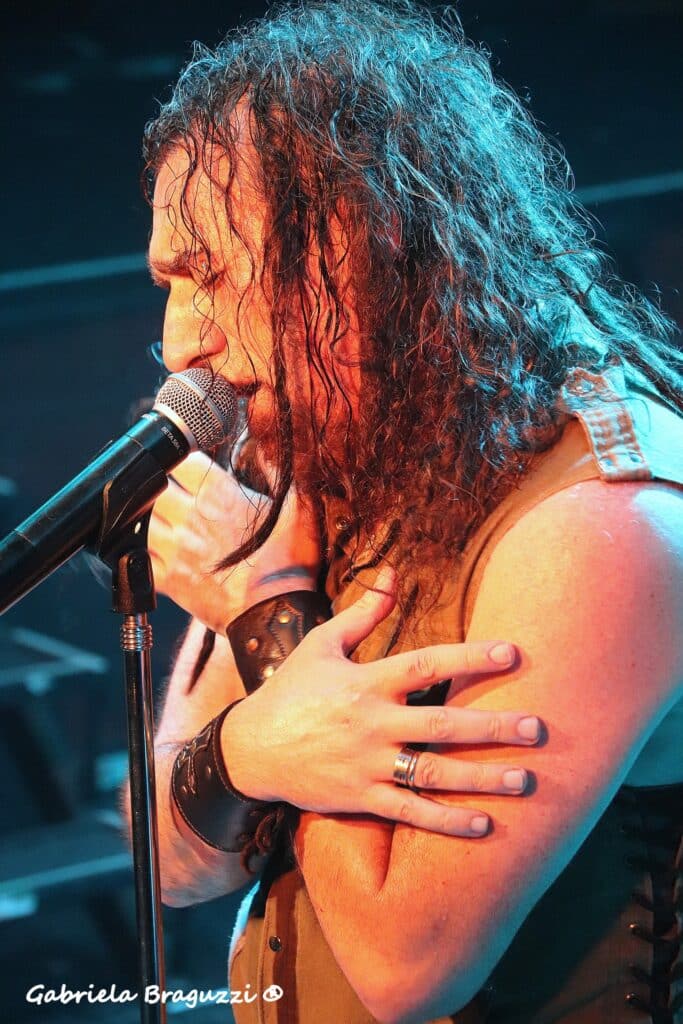 Mario Ian - El poderio de sus shows en vivo, de gran energia escenica, se destaca por la solidez y originalidad de la voz de Mario Ian, elogiada y reconocida como una de las mas legendaria e influyentes del genero, el poderio ritmico e instrumental liderado por Rowek y Berdichevsky, y el apoyo musical del resto de sus integrantes, gana dia a dia mayor cantidad de adeptos.Además de continuar presentando los temas del disco debut, interpretan también canciones que grabaron juntos en “Entre el Cielo y el Infierno”, uno de los mejores discos de Rata Blanca y una obra de culto para los entendidos del género a través de las excelentes canciones que ya son himnos del Heavy Metal. Mario Ian. Foto: Gabriela Braguzzi