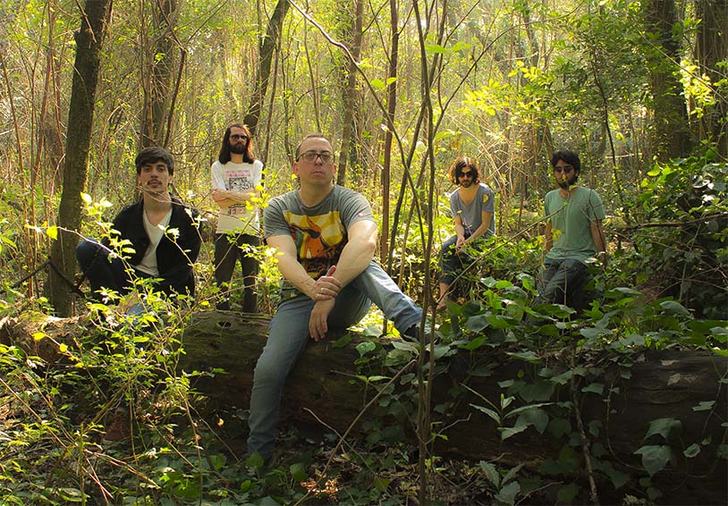 Menta: "En la autocrítica se encuentra la originalidad" - Menta se gestó en 2011 y tras varios cambios de formación, la banda hoy se completa con Facundo Jara (guitarras, fx, coros), Ova González (teclados, synths), Germán Gillig (baterías, percusión) y Esteban González (bajos, synths y coros). A diferencia de su álbum debut homónimo, lanzado en 2013, el flamante “Bardo” no cuenta con demasiadas sobregrabaciones. Martín afirma que durante estos años evolucionaron como músicos, compositores e intérpretes, y que Menta creció como grupo humano, aprendiendo de los diferentes tiempos que requiere cada nueva propuesta, tanto desde lo estético como desde lo organizativo, y agrega: “En este nuevo disco mostramos las canciones que estuvimos trabajando los últimos años con un sonido que representa nuestra inquietud sobre el fenómeno, el audio. Buscamos enviar un mensaje de autoconocimiento, de entender la importancia de ser consiente de cómo se llega a donde uno se encuentra y qué herramientas tiene y cuáles necesita para apuntar cada vez más fino a la plenitud. En la autocrítica, en el conocimiento de uno mismo, se encuentra la originalidad, la autenticidad que hará crecer la cultura”. menta