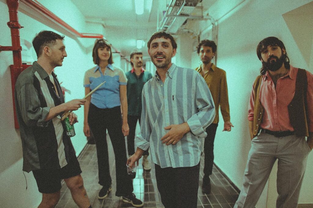 Mi Amigo Invencible - Mi Amigo Invencible nació en 2007 en Mendoza para más tarde radicarse en la Capital Federal. El grupo trabajó varios de sus discos con el sello Fuego Amigo, con un sonido vinculado a un post-punk intenso con reminiscencias de folk melancólico que fue creciendo en potencia con cada material Mi Amigo Invencible, 2022. Foto: Valentín Alsina
