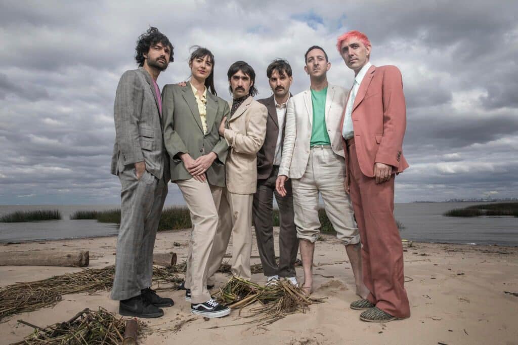 Mi Amigo Invencible - Mi Amigo Invencible nació en 2007 en Mendoza para más tarde radicarse en la Capital Federal. El grupo trabajó varios de sus discos con el sello Fuego Amigo, con un sonido vinculado a un post-punk intenso con reminiscencias de folk melancólico que fue creciendo en potencia con cada material Mi Amigo Invencible, 2022. Foto: Facebook de la banda