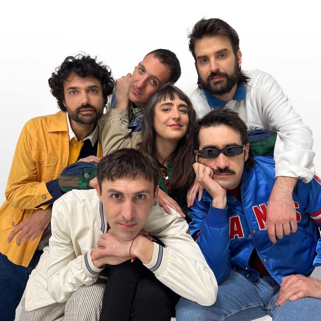 Mi Amigo Invencible - Mi Amigo Invencible nació en 2007 en Mendoza para más tarde radicarse en la Capital Federal. El grupo trabajó varios de sus discos con el sello Fuego Amigo, con un sonido vinculado a un post-punk intenso con reminiscencias de folk melancólico que fue creciendo en potencia con cada material Mi Amigo Invencible