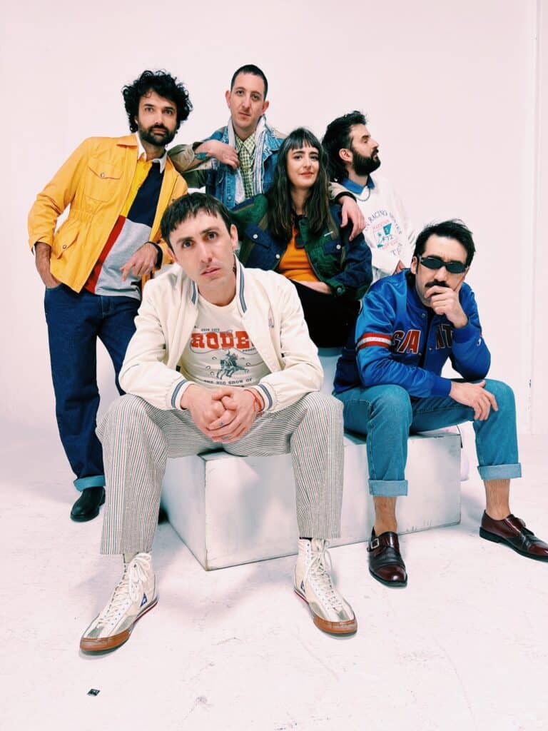 Mi Amigo Invencible - Mi Amigo Invencible nació en 2007 en Mendoza para más tarde radicarse en la Capital Federal. El grupo trabajó varios de sus discos con el sello Fuego Amigo, con un sonido vinculado a un post-punk intenso con reminiscencias de folk melancólico que fue creciendo en potencia con cada material Mi Amigo Invencible