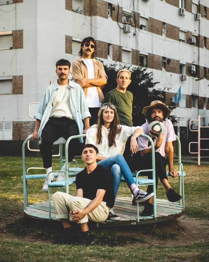 Mi Amigo Invencible - Mi Amigo Invencible nació en 2007 en Mendoza para más tarde radicarse en la Capital Federal. El grupo trabajó varios de sus discos con el sello Fuego Amigo, con un sonido vinculado a un post-punk intenso con reminiscencias de folk melancólico que fue creciendo en potencia con cada material Mi Amigo Invencible