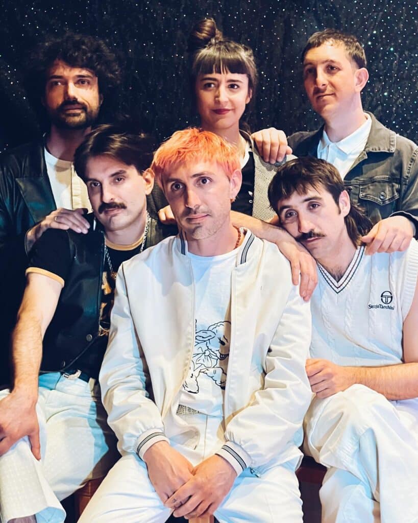 Mi Amigo Invencible - Mi Amigo Invencible nació en 2007 en Mendoza para más tarde radicarse en la Capital Federal. El grupo trabajó varios de sus discos con el sello Fuego Amigo, con un sonido vinculado a un post-punk intenso con reminiscencias de folk melancólico que fue creciendo en potencia con cada material Mi Amigo Invencible. Foto: Giuli Mastrangelo
