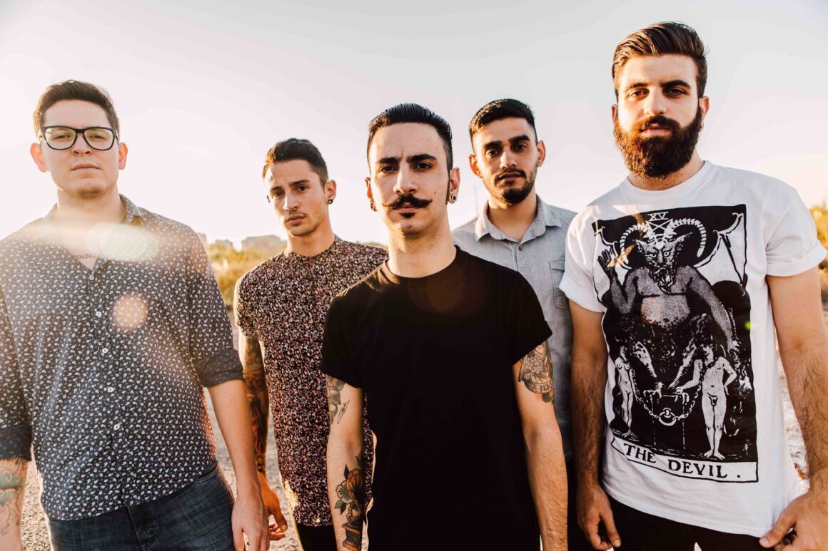 Mi Última Solución - Banda de post hardcore y pop punk. En 2012 presentan su primer trabajo discográfico, editado bajo el sello Pinhead Records en diciembre.El álbum, grabado en estudios Infire por Javier Casas, incluye once tracks del mejor post hardcore y metal core de la escena nacional.Entre los temas se destacan “M.U.S”, “A donde sea que esté”, “Miedos” y “En cada caída”.La lírica emprende el camino de la amistad, la lucha diaria, los miedos; y el amor para mirar siempre hacia delante. Mi última solución, 2015