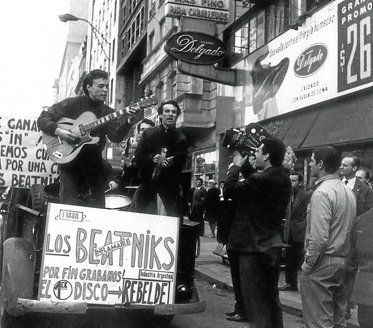Moris, el eterno rebelde - Ha pasado medio siglo desde que este varón de Buenos Aires irrumpió en plena calle Corrientes arriba de una camioneta, junto a su grupo Los Beatniks, para promocionar la salida de su primer disco, el simple del tema "Rebelde", considerado el puntapié inicial del rock en castellano, al sincronizar actitud y modos rockeros, con estrategias desfachatadas, espíritu pacifista y grito de rebelión juvenil: "Rebelde me llama la gente, rebelde es mi corazón. Soy libre y quieren hacerme esclavo de una tradición". moris rebelde