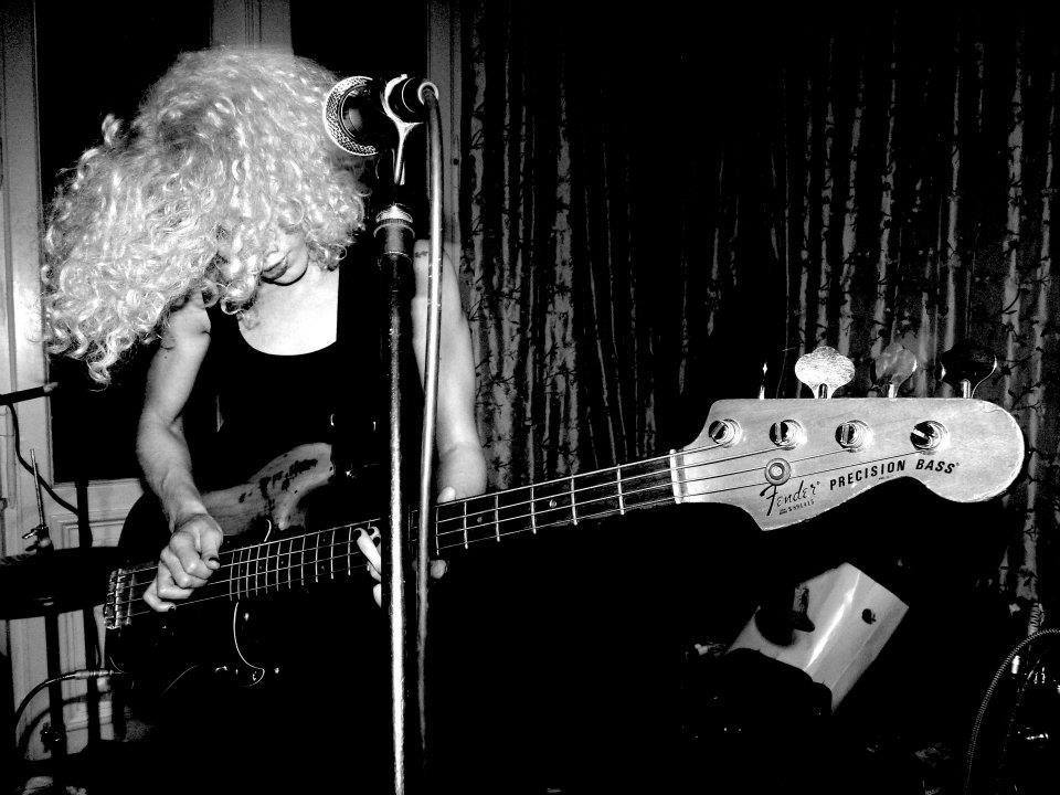 Mujeres Del Rock: la muestra llega a BAires - Mujeres Del Rock empezó en 2008, escribiendo y entrevistando a consagradas y a niñas del under de rock&roll. mujercitas