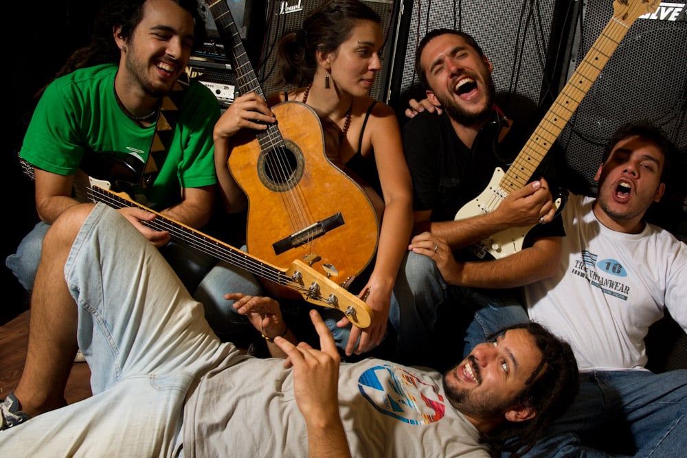 Mustafunk: "Es el cierre de una etapa" - “Será un disco más rockero y oscuro. Es el fruto de casi dos años de composición y las canciones reflejan el estado de la banda, que es una incesante búsqueda de sonidos”, anticipa Agustín Marinelli (guitarra y voz) y agrega: “En esta oportunidad decidimos ir a Romaphonic, la grabación estará a cargo de Carlos Nolan y, al igual que ‘Salpica’, será producido por nosotros. Ya tocamos algunos temas nuevos en los shows de este año y presentamos uno en Auditorio Oeste. El título por ahora nos lo guardamos pero sí podemos adelantar que saldrá en los primeros meses del año que viene”. mustafunk 1