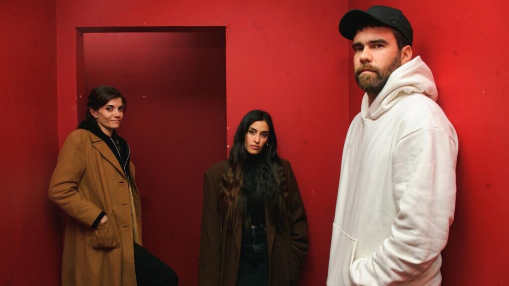 Nafta - NAFTA es una banda que se formó en 2016 y ha desarrollado un universo sonoro que combina elementos del R&B y el hip hop. En octubre de 2019, lanzaron su primer álbum y lo presentaron en Niceto Club. Este álbum fue nominado en la categoría "Mejor Álbum Conceptual" en los Premios Gardel. Posteriormente, publicaron "Vivo en el sillón", un trabajo acústico que incluye tres temas del álbum debut. Nafta. Foto: Cris Sille / Agencia Télam