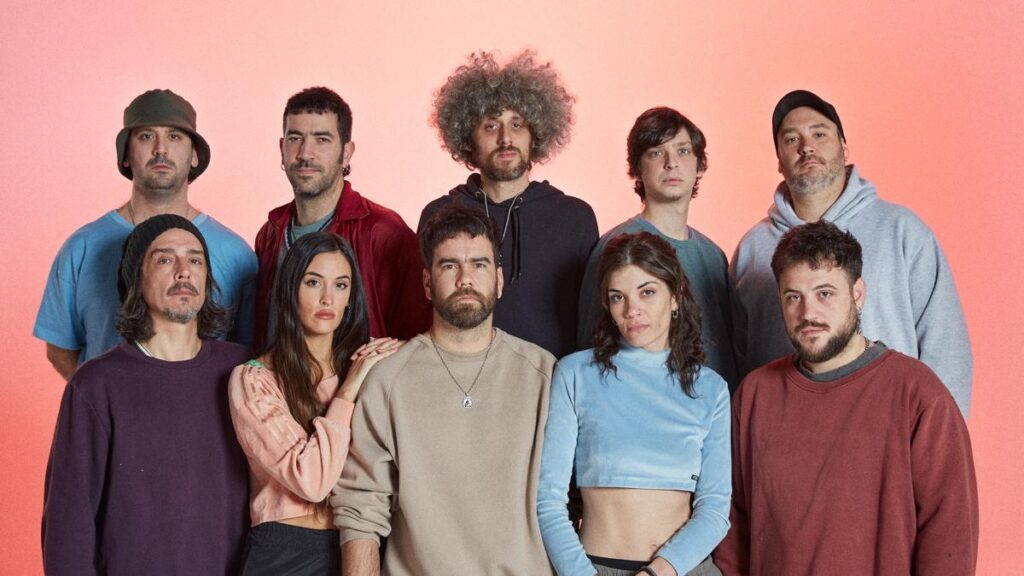 Nafta - NAFTA es una banda que se formó en 2016 y ha desarrollado un universo sonoro que combina elementos del R&B y el hip hop. En octubre de 2019, lanzaron su primer álbum y lo presentaron en Niceto Club. Este álbum fue nominado en la categoría "Mejor Álbum Conceptual" en los Premios Gardel. Posteriormente, publicaron "Vivo en el sillón", un trabajo acústico que incluye tres temas del álbum debut. Nafta. Foto de prensa