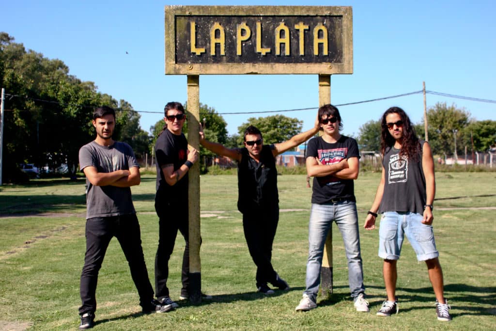 Narvales: "Era necesario hacer un excelente disco" - Formados en 2005 en la ciudad de las diagonales, Narvales recorre el camino del rock desde aquellos primeros pasos y con la salida de su álbum debut un par de años después. Nacho remarca que con el correr de los años llegó la posibilidad de profesionalizarse y de evolucionar entre cada placa y señala: “No somos los mismos de hace nueve años cuando salió ‘El fin del principio’ y tampoco los de hace cuatro años con ‘Un segundo’. Somos personas que van mutando, que nos ponemos quisquillosos en todo aspecto y eso es crecimiento. Son todos discos diferentes y eso nos da placer, vivimos reencontrándonos y de manera incluso más sencilla, encontrando la fórmula de la canción que abraza corazones”. narvales