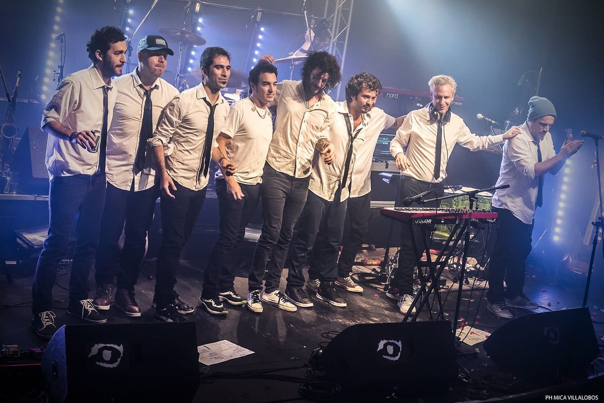 Octafonic: “El show se puso más divertido” - Este año, los Octafonic, vestidos de traje, distorsión, vientos y teclados, se cargaron al hombro a "Mini Buda", uno de los mejores discos del 2016, y ése es seguramente uno de los motivos por los cuáles forma parte del line up de esta edición del Personal Fest. octafonic