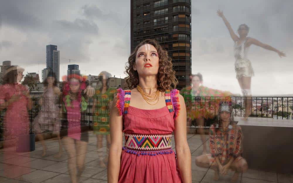 Paloma del Cerro: "Cada disco es emprender un nuevo viaje" - “Este año fue muy bueno –subraya la cantante–. Haber viajado a México dos veces hizo abrir un mercado allá que le gusta mucho Paloma del Cerro y que vibra con el mensaje. También tuvimos la nominación a los premios Gardel y estuvimos en la pre nominación de los Latin Grammys. Tuvimos la oportunidad de hacer la música original para el Bicentenario de Tucumán”. paloma del cerro