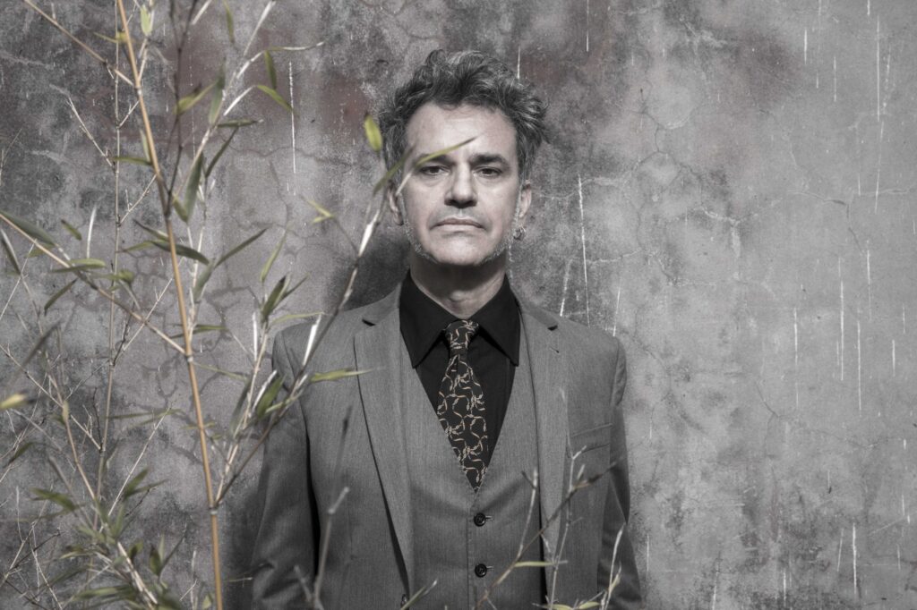 Richard Coleman - Uno de los mejores guitarrista argentinos de los '80, Coleman formó su primer grupo en 1982 junto a Ulises Butrón: Metrópoli. Tras un fugaz paso por hasta el entonces desconocido Soda Stereo, integró paralelamente Fricción (junto Gustavo Cerati, Fernando Samalea y Christian Basso), una agrupación que nació de las reuniones informales entre sus integrantes para zapar temas propios y de sus respectivas bandas. Al ser este grupo la "segunda ocupación" de sus integrantes, no tuvo un plan de trabajo ni calendario de gira. Sin embargo, fueron elegidos Grupo Revelación 1986 por el Sí de Clarín. Charly García produjo artísticamente el álbum debut, "Consumación o consumo" (1986). Richard Coleman