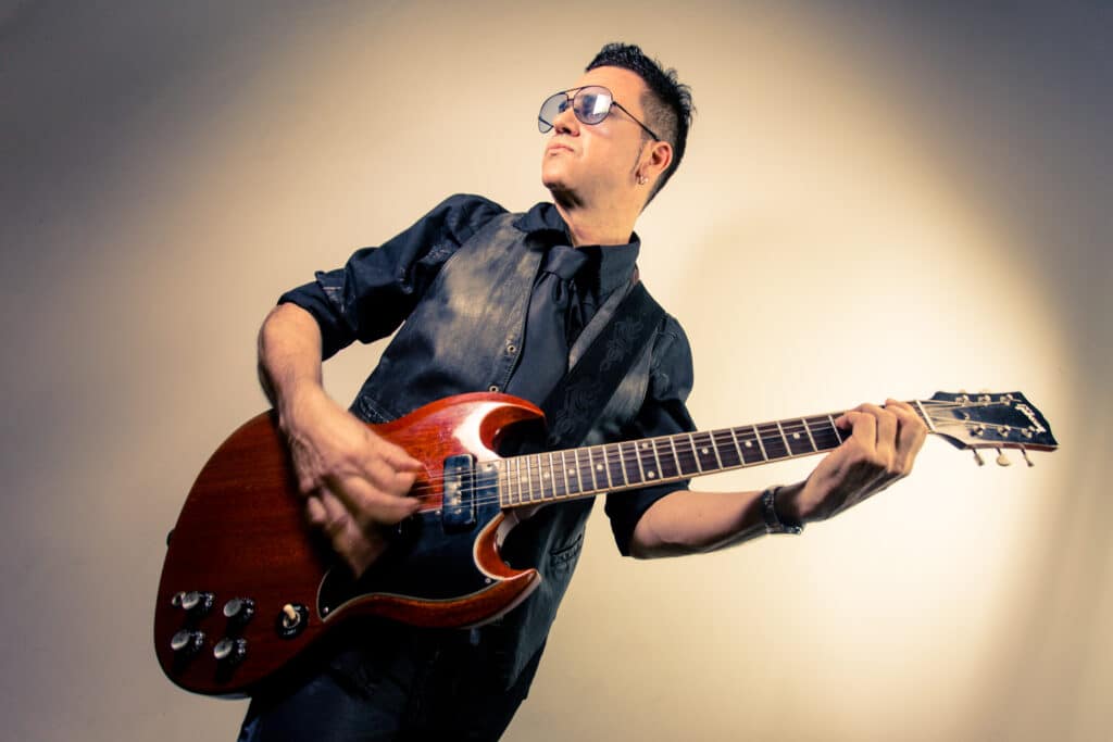 Richard Coleman - Uno de los mejores guitarrista argentinos de los '80, Coleman formó su primer grupo en 1982 junto a Ulises Butrón: Metrópoli. Tras un fugaz paso por hasta el entonces desconocido Soda Stereo, integró paralelamente Fricción (junto Gustavo Cerati, Fernando Samalea y Christian Basso), una agrupación que nació de las reuniones informales entre sus integrantes para zapar temas propios y de sus respectivas bandas. Al ser este grupo la "segunda ocupación" de sus integrantes, no tuvo un plan de trabajo ni calendario de gira. Sin embargo, fueron elegidos Grupo Revelación 1986 por el Sí de Clarín. Charly García produjo artísticamente el álbum debut, "Consumación o consumo" (1986). Richard Coleman