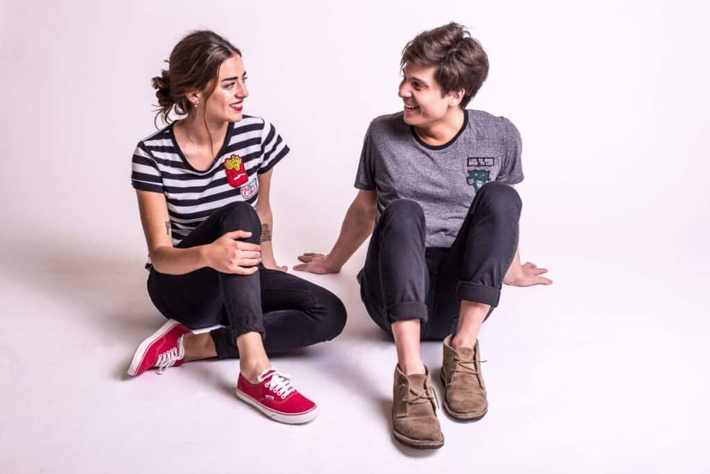 Salvapantallas - Salvapantallas comenzó en agosto de 2016 para reivindicar la canción en español, haciendo versiones de clásicos, pero se fueron metiendo de lleno en incursionar en la grabación de canciones de su propia autoría y proponer un desafío en la industria musical de manera independiente. Salvapantallas