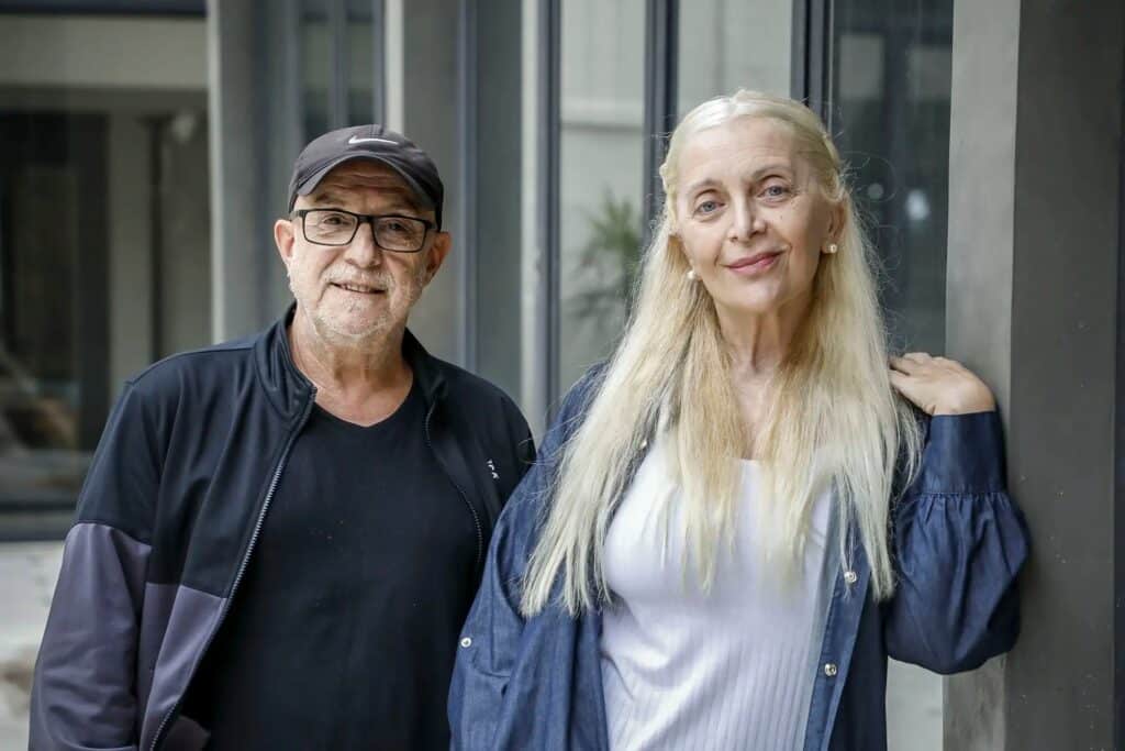 Silvina Garré - Cantante rosarina que alcanzó popularidad cuando a inicios de los '80, con la banda de Juan Carlos Baglietto, junto a Fito Páez y Rubén Goldín, entre otros. Su primera aparición discográfica tuvo lugar en 1982 en el disco de Baglietto "Tiempos difíciles", del cual se hizo famosa su versión del tema "Era en abril". Silvina Garré junto a Juan Carlos Baglietto. Foto: Diario La Nación