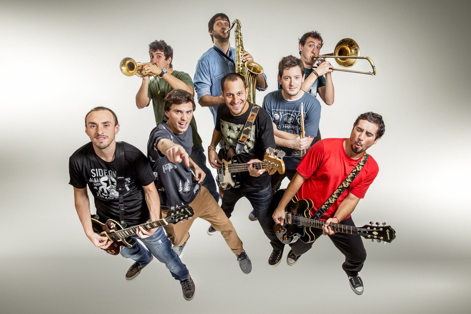 Skamas: "El vivo es el punto fuerte del grupo" - “Al comenzar la producción de ‘Imaginatelo’, nos dimos cuenta que nos encontrábamos en un momento muy lindo –describe su bajista, Federico Gervasoni-. Tanto a nivel grupal como individual, sentíamos mucha alegría, estábamos llenos de energía y eso fue lo que quisimos plasmar en el disco. Buscamos entonces de qué manera lograrlo, no solamente escribiendo letras positivas y con mensajes de superación, nos propusimos que estén en la misma sintonía el arte, la música y las letras del álbum. Por supuesto que no todas las canciones hablan de lo mismo, pero es la temática que predomina”. skamas