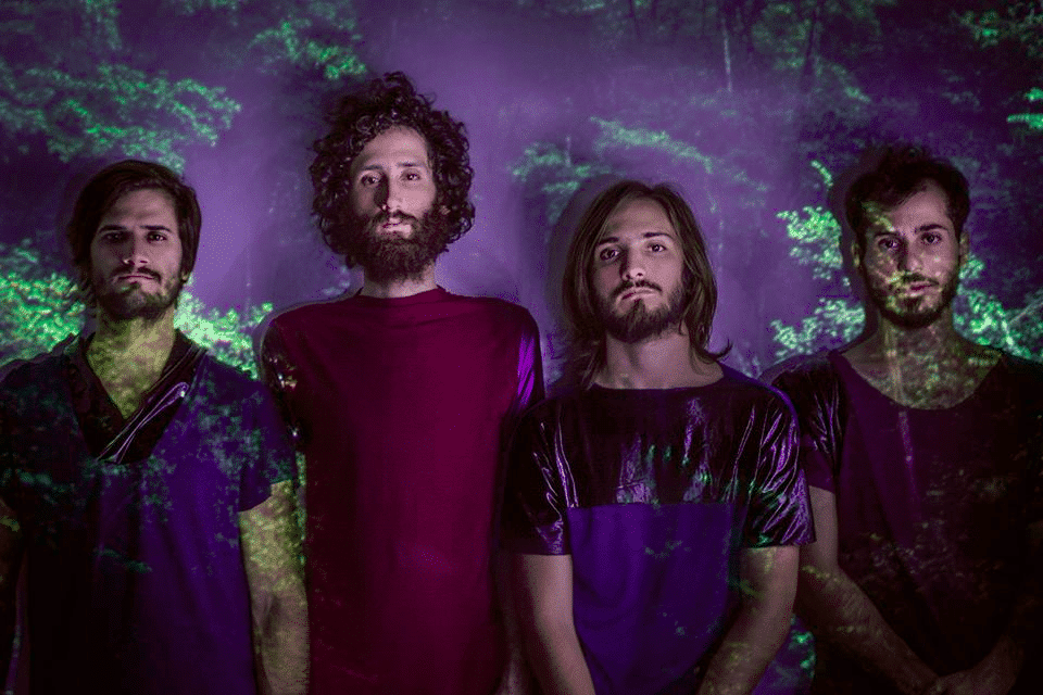 Somnaluba: "Estamos seguros de lo que hacemos" - Formada en 2005, y con dos discos en su haber –“Sintético”, 2010, y “Simple”, 2015–, Somnaluba son Pablo Páez (voces, bajo y programaciones), Horacio Villa (voces y teclados), Hernán Páez (guitarras acústicas y eléctricas) y Nabil Schegtel (batería). somnaluba