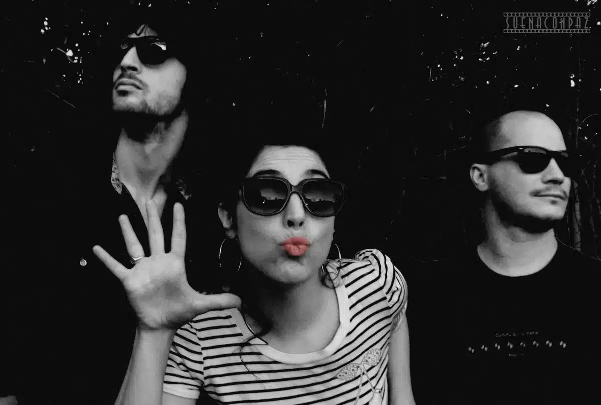 Suenaconpaz, la voz del soulfunk - "Escuchá a esta niña", dijo Víctor Hugo Morales y prestamos atención. Se trata de Paz Balpreda y su proyecto Suenaconpaz, una banda de Soul Jazz Funk que posicionó el estilo en la escena platense; fue fundada durante el 2009 en la ciudad de las diagonales e integrada por músicos de todo el país. Durante el último tiempo, han compartido escenario con Gillespi, Rafunk, Vanesa Harbek, Javier Malosetti, Gustavo Bazterrica, Baltazar Comotto, y hoy se encuentran con Rock.com.ar para contarnos sobre el eslabón del rock que nace en nuestros días. suenaconpaz