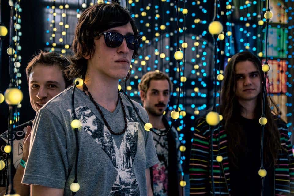 Translúcido: "Tener éxito sin modificar nuestro arte" - En su segundo álbum, "El último latido de Lao", profundizaron su faceta rockera y electrónica, fusionando rock espacial, progresivo, pop y psicodelia. “Este disco es muy importante porque determina la solidez de la banda y demuestra su clara evolución –detalla Martín Rizzola, teclas, abreton y percusión del grupo–. Además nos genera mucha confianza y felicidad ya que antes de concebirlo, planteamos una serie de metas y objetivos en cuanto al sonido que queríamos lograr, los cuales sentimos que fueron superados, y a su vez pone la vara aún más alta para nuestro tercer trabajo”.
Las líneas de este conjunto instrumental formado en 2010 se completan con Manuel Acosta (guitarra eléctrica), Ramiro Rodríguez Goitia (bajo) y Martín Greiner (batería).
A diferencia de su LP debut, “Bioma” (2014), Rizzoli remarca que este flamante material lanzado el año pasado cuenta con composiciones más poderosas, rápidas, que plantean estados de ánimos más variados.
“Buscamos generar más acción y no tanta introspección, aunque esta última en nuestra música es inevitable –afirma–. Buscamos evolucionar en cuanto a la síntesis y procesamiento de los sonidos, lo cual logramos en gran parte gracias al trabajo de Mariano Bilinkis desde el proceso de grabación en Romaphonic”.
También siente que evolucionaron en la articulación de las partes electrónicas con el resto de los instrumentos y agrega: “En este disco logramos ensamblar lo electrónico mucho mejor con lo analógico y que no sea una parte independiente de las composiciones, sino que esté integrado como una capa más, que fluya de la misma forma que cualquier otro instrumento”.
Además de lo musical, ¿en qué cosas evolucionaron como grupo humano?
Puertas para adentro, evolucionamos en la manera de trabajar durante todo el proceso, en la toma de decisiones, superación de obstáculos y demás factores indispensables para el éxito o fracaso de cualquier proyecto. Es fundamental encontrar una dinámica de trabajo que a pesar de los resultados, satisfaga las necesidades de todos sus integrantes, en especial en procesos tan delicados y estresantes, como la grabación de un disco.
¿Qué quisieron mostrar en este segundo álbum?
Una de las metas que nos propusimos fue hacer un disco más intenso, poderoso y bailable, a diferencia de “Bioma”, que si bien presenta estas cualidades, por ejemplo en "Átomos", o "El sonido del trueno", no son las que predominan, siendo un disco mucho más tranquilo y volador. Creemos haber alcanzado el objetivo, y a la vez sin perder el hilo conductor con “Bioma”, gracias a la presencia de temas como "Pasaje" u "Oscuridad más allá del tiempo", más tranquilos y voladores.
Cuando hacés música instrumental, y encima con fusión de estilos como el progresivo, la psicodelia y el rock espacial, imagino que visualizás que tu música no va a formar parte del mercado y la industria comercial, y que el circuito y el alcance se hace más reducido.
Es algo de lo que hablamos bastante, desde hace mucho tiempo. Pero la decisión es siempre seguir adelante, haciendo lo que sentimos, a pesar de que muchas veces aparezcan diversas propuestas relacionadas con lo "comercial", por llamarlo así, que sugieran desviarnos de nuestro camino. La tentación de cambiar es permanente, tenés que estar muy seguro de lo que hacés y hacer las cosas desde el corazón para no caer.
¿Sienten que hacen música para músicos?
Definitivamente no sentimos que hagamos música para músicos, eso lo podemos ver en la reacción de la gente y en que cada vez nos siguen más personas, independientemente de su profesión. Tiene que ver con su sensibilidad, más que con la actividad que realicen.
¿Qué los motiva y por qué deciden hacer este tipo de estilo y cuáles son los anhelos de la banda?
Motivos para seguir adelante hay un montón. Primero, la música que hacemos sale desde nuestro interior para satisfacer nuestras necesidades emocionales. Ya eso es suficiente. A la hora de querer insertar nuestro producto en el mercado, vemos y padecemos esas dificultades, aunque cada vez menos. Además, y este es un factor clave, esas dificultades están muy relacionadas por cómo es el mercado argentino, sea por el público, los que manejan la industria, etc. Una de nuestras mayores motivaciones es creer que nuestra música puede trascender las fronteras de nuestro país y lograr un alcance mundial. Vemos bandas como Tycho, Snarky Puppy, Hiatus Kaiyote y mil más no convencionales que tienen éxito, entendiendo al éxito como la capacidad de poder vivir haciendo lo que amás. Y la causa es que todos ellos plantean algo nuevo, original, verdadero; y la gente, acá y en otras partes del mundo, se identifica con ello, lo acepta y lo consume. Entonces, ¿por qué no nosotros? El circuito es más chico y por ende de menor alcance, pero suficientemente grande como para que exista la posibilidad de tener éxito sin modificar nuestro arte. Ese es nuestro principal anhelo para este año, no adaptarnos al mercado, sino ir a buscar y encontrar el mercado que nos acepte como somos, y poder vivir de nuestra música, sea donde sea. translucido