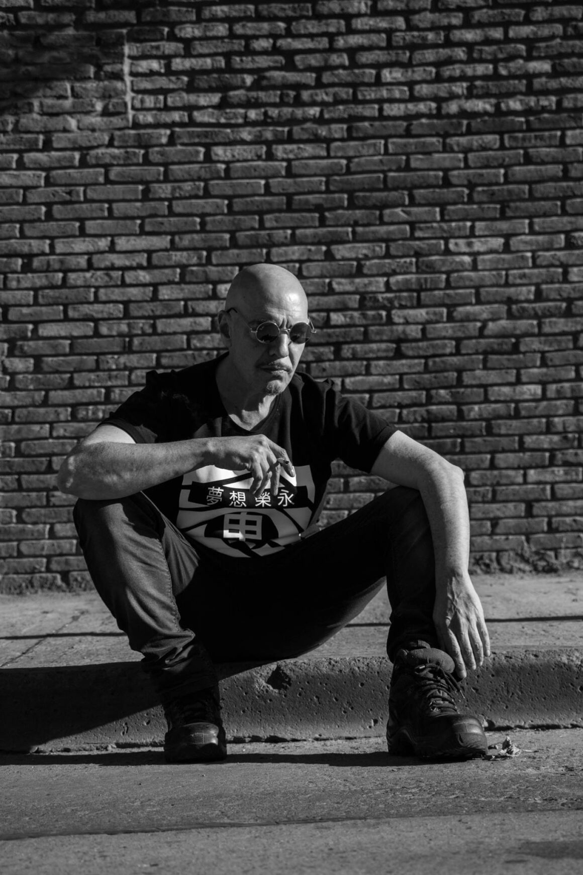 Ulises Butrón - Ulises Butrón lideró la Guardia del Fuego durante 1990 y 1994, grupo con el cual editó dos discos. Antes, había participado de Los Estereotipos (banda que mutaría en Soda Stereo) y había integrado Metrópoli (junto a Richard Coleman e Isabel de Sebastián), pero sin embargo, consiguió más repercusión al participar de la banda de sonido de la película "Tango feroz: la leyenda de Tanguito", la biografía de Tanguito que resultó un boom comercial en 1994, para la cual aportó su interpretación de "El amor es más fuerte". Ulises Butrón