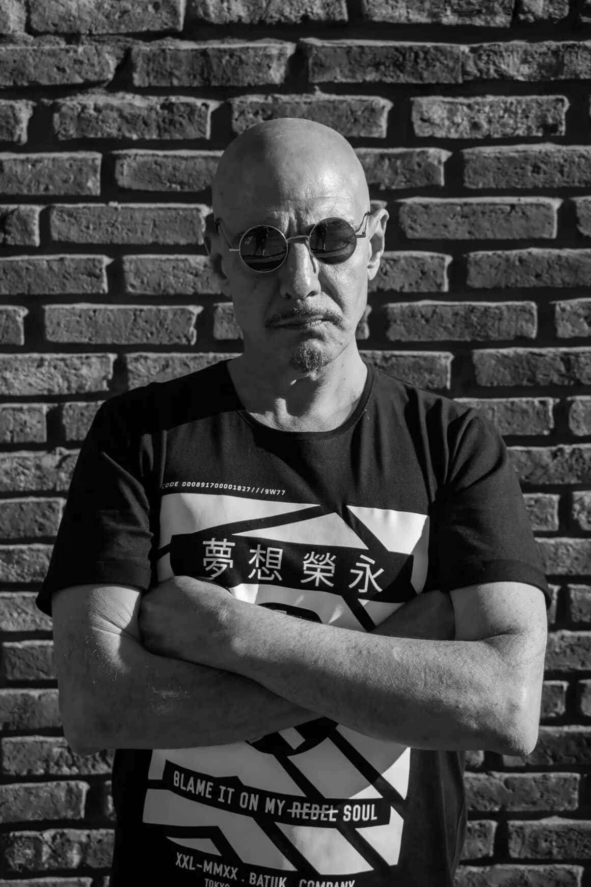 Ulises Butrón - Ulises Butrón lideró la Guardia del Fuego durante 1990 y 1994, grupo con el cual editó dos discos. Antes, había participado de Los Estereotipos (banda que mutaría en Soda Stereo) y había integrado Metrópoli (junto a Richard Coleman e Isabel de Sebastián), pero sin embargo, consiguió más repercusión al participar de la banda de sonido de la película "Tango feroz: la leyenda de Tanguito", la biografía de Tanguito que resultó un boom comercial en 1994, para la cual aportó su interpretación de "El amor es más fuerte". Ulises Butrón