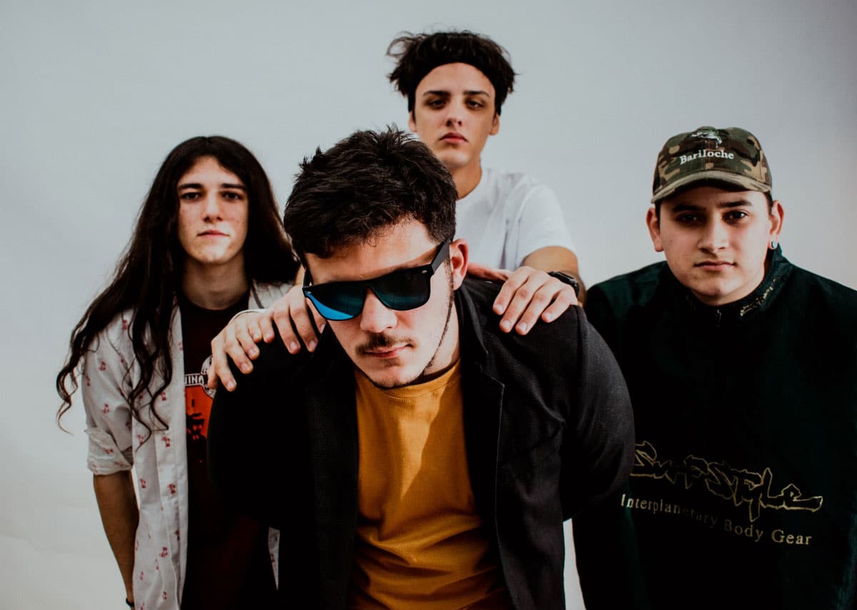 Vernos Pasar: "Rompimos el molde de pensar que la única forma es disponiendo de un montón de plata" - La banda nos presenta "Te quiero igual", el nuevo adelanto de lo que será su primer trabajo de estudio. Grabado casi íntegramente desde casa y cuya presentación en vivo será el 25 de agosto en Niceto. Vernos Pasar