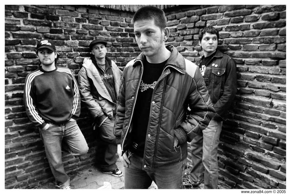 Zona 84 - Zona 84 nació en Rosario en 1993 con influencias como The Clash, The Ramones, SLF y Cock Sparrer entre otras. Desde 2009, el grupo punk comenzó a llevar adelante su propio sello (Despabila Records) lanzando tres placas, un CD/DVD en vivo, un libro y varios álbumes de otras bandas de Rosario. Zona 84