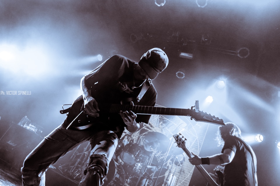 Tony Macalpine deslumbró en el Roxy - El guitarrista estadounidense llegó a la Argentina para presentar "Death of Roses", su disco más reciente. Si no proponemos pensar en guitarristas virtuosos, por lo menos al principio, nos vienen a la cabeza siempre los mismos tres o cuatro: Steve Vai, Joe Satriani, Yngwie Malmsteen, algunos de los más populares a nivel mundial, suelen ser los primeros en asaltar la memoria cuando repasamos el catálogo de maestros de las seis cuerdas. Sin embargo, hay muchos más, y Tony Macalpine en especial, está - a pesar de ser prácticamente un desconocido para el gran público - entre los más respetados y queridos tanto entre sus colegas como entre el público del estilo. Con quince discos solistas en su haber y un enorme inventario entre bandas full-time y colaboraciones con otros artistas, el guitarrista oriundo de Springfield, pionero del metal neo-clásico instrumental es, además, uno de los más prolíficos.
Luego de visitar nuestro país hace algunos años como parte de la banda en vivo de Steve Vai, Macalpine volvió a pisar suelo local, esta vez la primera vez en plan solista – ahora como trío, acompañado por los gigantes Pete Griffin (bajo) y Gergo Borlai (batería) -, para presentar su último trabajo de estudio y festejar, además, el cumpleaños número treinta de Maximum Security (1987), disco que, a fines de los 80, lo puso definitivamente en el podio junto a los mejores de su generación.
Y, a decir verdad, el apartado Death of Roses (2017) fue casi una excusa, un trámite para lo otro: rozando apenas el tracklist de su álbum número quince (sonaron “Chrome Castles”, “Death of Roses”, y alguna más del extenso archivo), el plato fuerte no fue otro que la interpretación, de punta a punta y con apenas alguna pausa para agradecer, del enorme Maximum Security. Así, desde pocos minutos después de comenzado el show, la emocionada audiencia disfrutó de clásicos como “Autumm Lords”, “Hundreds of Thounsands”, las tarareadas “Tears of Sahara” y “Keys to the City” o la preciosa “Porcellain Doll”.
A pesar de un volumen en ocasiones demasiado alto (contratiempo que, al parecer, se repitió en otras fechas del tour, como el Santiago ProgFest, en Chile) y que, por momentos, dificultaba incluso seguir las melodías, el saldo fue el de un show en todo sentido memorable. La visita del artista a tierras argentas dejó como resultado solo alegría y regocijo, abundantes vítores y cánticos de aliento, varios “una más y no jodemos más”, otros tantos “olé olé olé, Tony, Tony” y, sobre todo, grandes emociones, no solo por la performance, indudablemente impecable: es que, hace apenas tres años, el músico se vio obligado a suspender una gira al detectársele un agresivo cáncer del colon que lo tuvo, literalmente, más cerca del arpa que de la guitarra. Y hoy, quizás gracias a la divina intervención de Apolo (aunque más probablemente gracias a la oportuna práctica de algún también virtuoso profesional de la medicina), tuvimos la invaluable oportunidad de verlo y escucharlo, no solo en el mejor de los estados de salud, si no brindándose completamente a su público, en un concierto simplemente inolvidable. 075d1406 57c3 4589 9b64 9d019922bf6f