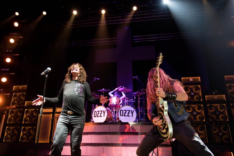 Ozzy Osbourne en Obras: retiro voluntario - “¿La están pasando bien? ¿Deberíamos volver pronto?”, dice Ozzy Osbourne antes de “I don’t want to change the world”. La pregunta suena un poco extraña, sobre todo considerando que está dando su último show en la Argentina. O al menos, así se presentó el concierto, que se dio en el marco de la gira “No more tours 2”. 0847ca64 a08c 47d0 9014 00892b716758