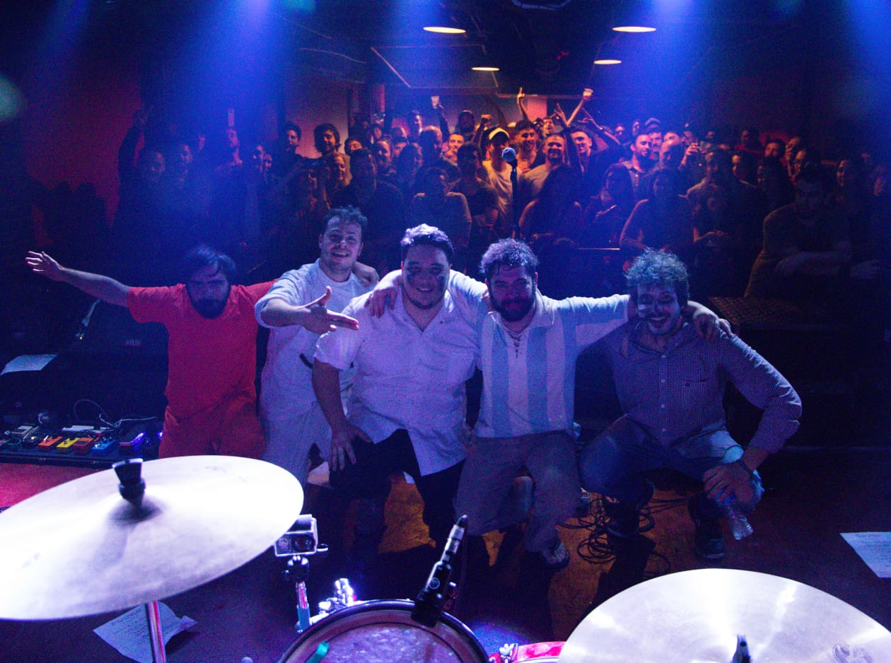 Esquizoide: "Nuestra música no encaja en los estándares del rock genérico" - Tenemos previsto tocar en algunas plazas y festivales solidarios. Uno de ellos será en septiembre en la Escuela Secundaria Nº34 de Castelar con orientación en música, que busca recaudar fondos para comprar instrumentos. También estamos organizando una movida en lugar a confirmar a beneficio de la comunidad Qom de Marcos Paz. Aún no definimos dónde haremos la fecha de cierre del año. 0c0a9352 b9f1 4f9f 958e 469280a5c198