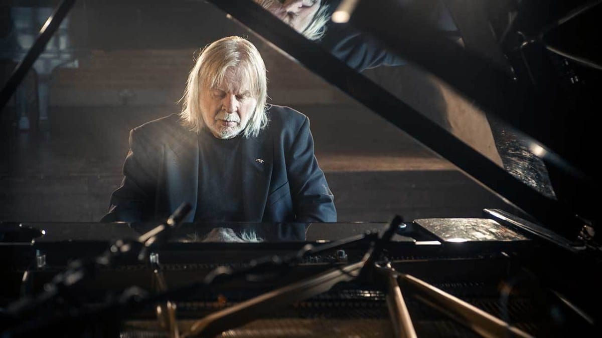 Rick Wakeman en el Gran Rivadavia: un héroe sin capa - Rick Wakeman ya se había presentado en el país hace cuatro meses, acompañado por una orquesta de 50 integrantes y con un repaso extenso de su carrera. Y aunque algún despistado podría haber pensado que éste se trataría de un concierto similar, nada estuvo más lejos de la realidad. 0e2206c7 5daa 4d61 8a3c bf007a8a23ec