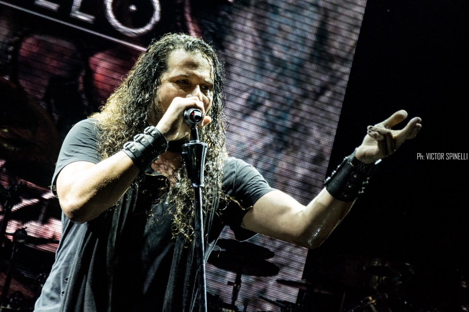 Sons of Apollo en Groove: el verdadero legado del Dios Sol - El supergrupo progresivo fundado por Mike Portnoy y Derek Sherinian visitó la Argentina para presentar “Psychotic Symphony”, su primer disco de estudio. Finalmente llegaron a nuestro país. Mike Portnoy (batería), Derek Sherinian (teclados), Billy Sheehan (bajo), Ron ‘Bumblefoot’ Thal (guitarra) y Jeff Scott Soto (voz) se presentaron por primera vez en la Argentina – es decir: todos juntos, como Sons of Apollo - para dar un show impecable, donde, además de presentar canciones de su disco de estudio, se permitieron coquetear con alguna que otra perlita del pasado. El concierto, que arrancó con “God of the Sun”, continuaría, sin pausas, con “Signs of Time”, “Figaro’s Whore” y “Divine Addiction, para meter, inmediatamente, el primer cover de la noche: “Just Let Me Breathe”, de Dream Theater. Con un quinteto ajustadísimo, siempre a la altura de las circunstancias, la banda recorrió de punta a punta, pero no en orden, su único álbum. Así, pasaron, fueron pasando “Labyrinth”, “Lost in Oblivion”, la hermosa cuasi balada “Alive”, y el monstruoso y épico instrumental de casi once minutos “Opus Maximus”. Como cabía esperar, todos tuvieron su protagónico, a solas, en el escenario (curiosamente, Portnoy fue el único sin número solista): Bumblefoot, con una divertida – y virtuosa, claro - versión del “Pink Panther Theme”; Soto jugando con el delay en un magistral a capella de “The Prophet’s Song” y una emotiva interpretación, junto al guitarrista, de “Save Me” (los dos, clásicos de Queen); Sheehan como irrefutable prueba de vida alienígena y, Sherinian, aprovechando el cien por ciento de sus bancos de sonidos para servir de preludio al que sería el momento más elevado de la velada, el del segundo cover: “Lines in the Sand”, - también de la ex banda de los fundadores -, con mención especial para el inquieto Bumblefoot que, en las botas del gran John Petrucci, supo poner la piel de gallina a toda la concurrencia con su fenomenal interpretación del conmovedor solo. Pero todo tiene un final. El gran cierre llegaría a dos horas del inicio, después de un brevísimo descanso: primero sonaría “And The Craddle Will Rock” (cover de Van Halen) y, ahora sí, definitivamente, la que estaba faltando del nuevo disco: “Coming Home”. Y, mientras los músicos, saludando atónitos ante la respuesta del público se preparaban para dejar el escenario, la ovación no encontraba punto final. Aristeo, Orfeo, Troilo, Eleuter, Coribantes, Asclepsio, Mileto, Anfiso son, según la mitología grecorromana, algunos de los hijos que Apolo, patrono de las bellas artes y la música, entre otras cosas, dejó en esta tierra. Mike, Derek, Billy, Ron y Jeff no aparecen en ninguna lista oficial. Aun así, permitámonos creer que solo se trata de un error: estos cinco tienen que ser hijos de Apolo. Si no, no se explica. Fotos: Víctor Spinelli 124befae 6d0b 4a49 8993 cb3e1b2bfdec