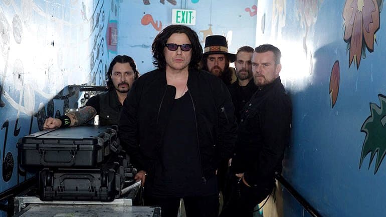 Ian Astbury: "Los humanos estamos extinguiéndonos" - -Voy a ser honesto con vos. Antes nos habían ofrecido ir como teloneros de otras bandas, pero les dije: "No, no vamos a ir a Buenos Aires para tocar quince minutos". Financieramente nos conviene ahora, porque vamos a llegar hasta Brasil con The Who. Es una hermosa oportunidad, pero también queríamos hacer nuestros propios shows y conectarnos con nuestros fans. Esto causó problemas dentro de la banda, mejor dicho entre Billy y yo. Juan Azulay, nuestro director de arte, es argentino. Y en el video de "G O A T" aparece un entrenador de allá. Así que existe una conexión especial con ustedes. No sé lo que es, pero lo siento. 1a1718a3 6a8f 4592 9b80 1550c8eb6406