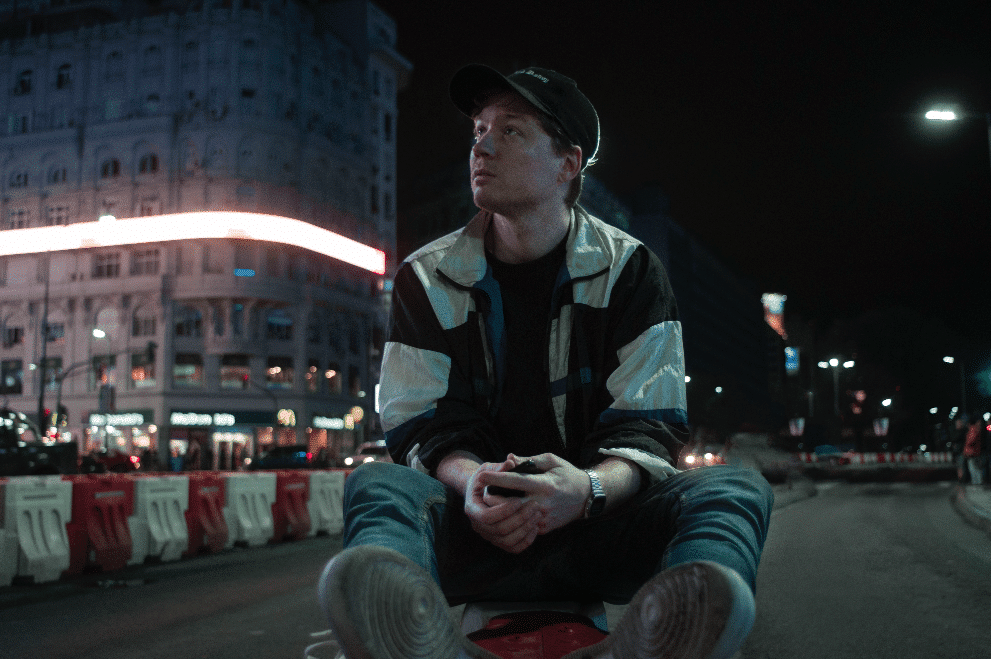 Emanero: "Antes del trap, nosotros mismos nos censurábamos" - Cuando comienza una gira, las canciones evolucionan. El paso de los conciertos hace que los temas cobren una vida nueva, y que se puedan ajustar detalles, arreglos y colores musicales. Federico "Emanero" Giannoni, uno de los grandes nombres del rap argentino, es consciente de eso: su cuarto disco, "Tres Mil Millones de Años Luz" (2018), fue presentado oficialmente en La Trastienda en abril, pero las melodías siguen mutando. 1d953778 42e3 4b61 b53f 751ed6c3fb44