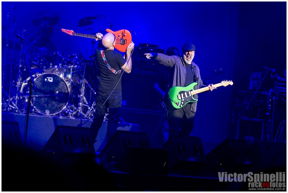 Joe Satriani volvió a la Argentina - Joe Satriani sabe de rock n' roll. Porque Joe Satriani no solo toca la guitarra, no solo ejecuta frases y ligados imposibles haciéndolos parecer la actividad humana más sencilla. No. Joe Satriani es quizás el único guitarrista de los llamados 'virtuosos' que ha logrado que sus piezas sean canciones: simples (y complicadas) canciones en las que esa guitarra que hace las veces de melodía principal puede ser, en cualquier momento, reemplazada por una voz cantante que probablemente transmitirá con palabras exactamente las mismas sensaciones que Satriani logra transmitir con su tenue caricia sobre las cuerdas. 1e7c8353 ebed 464c aa2d b373ea5ccb5c