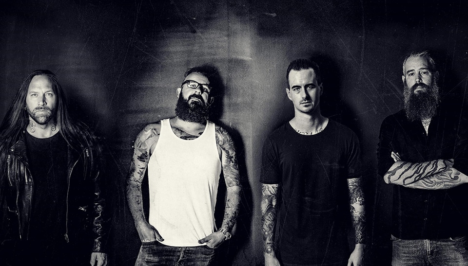 In Flames: “Está bueno ser para los jóvenes lo que otros artistas fueron para nosotros” - Principio de los 90. Mientras, en el universo conocido, el grunge surgía y se imponía comercialmente frente a los clásicos del heavy metal de la década anterior, en los siempre revolucionarios países nórdicos, la historia era otra. Con epicentro en Gotemburgo, Suecia, bandas como Dark Tranquillity, At The Gates y, por supuesto, In Flames, tomaban todo lo que habían aprendido de los grandes clásicos del metal y el death, para transformarlo en algo más, algo nuevo y moderno: el célebre "sonido de Gotemburgo". 1f17d7b7 d0ab 49bf 852a fedbbc0309a7