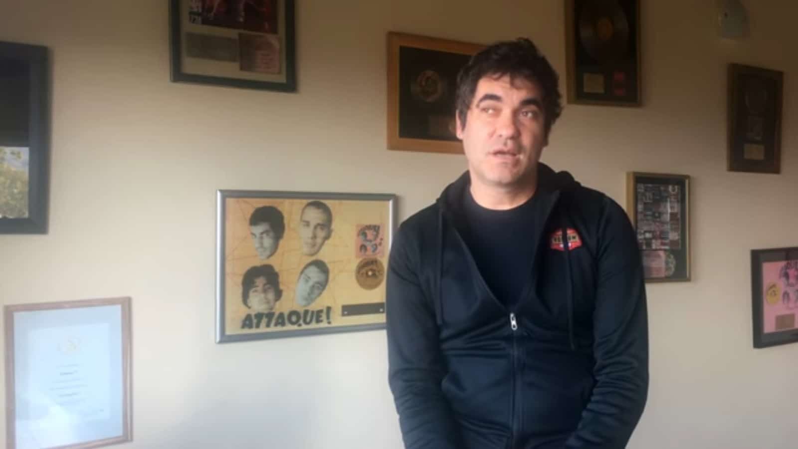 Mariano Martínez habló de lo que parece ser el final de Attaque 77 - El guitarrista subió un video en su canal de YouTube y expresó sus problemas de salud, las diferencias con la compañía discográfica y cerró con un mensaje que dejó a todos con la boca abierta ¿Es el final de uno de los grupos íconos del punk argento? El violero, que estuvo presente en todos los discos de Attaque, explicó precisamente acerca de la demora de un nuevo material que no estaba en carpeta. "Teníamos un proyecto pero a la compañía esta idea no le pareció rentable". Luego agregó: "Esto hizo un efecto en nosotros, una especie de decepción".
De todas maneras, Mariano confirmó que el disco va a salir este año 2017, en coincidencia con los 30 años de la banda, para que no sea una cuestión solamente nostálgica. Pero, sobre el final del video, habló de "las últimas cosas" que hará Attaque porque "son muchos años" y, tal como marcó, "seguramente necesitamos hacer cosas diferentes".
Martínez arrancó el video manifestando sus problemas respiratorios y comentó que fue asmático casi toda su vida, pero ahora volvió a situaciones con la enfermedad, por lo que tuvo que cancelar algunos shows.
Mirá el video de Mariano Martínez acá:
<span id="selection-marker-1" class="redactor-selection-marker" data-verified="redactor"></span> 1f8534fc 832c 413a 9492 97a81a3063ae