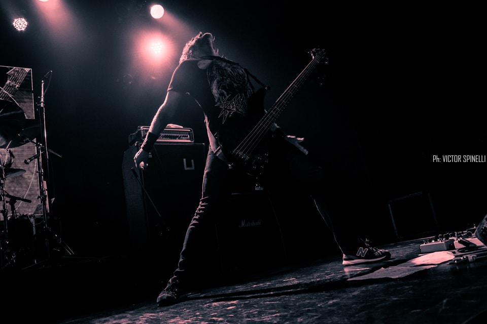 Tony Macalpine deslumbró en el Roxy - El guitarrista estadounidense llegó a la Argentina para presentar "Death of Roses", su disco más reciente. Si no proponemos pensar en guitarristas virtuosos, por lo menos al principio, nos vienen a la cabeza siempre los mismos tres o cuatro: Steve Vai, Joe Satriani, Yngwie Malmsteen, algunos de los más populares a nivel mundial, suelen ser los primeros en asaltar la memoria cuando repasamos el catálogo de maestros de las seis cuerdas. Sin embargo, hay muchos más, y Tony Macalpine en especial, está - a pesar de ser prácticamente un desconocido para el gran público - entre los más respetados y queridos tanto entre sus colegas como entre el público del estilo. Con quince discos solistas en su haber y un enorme inventario entre bandas full-time y colaboraciones con otros artistas, el guitarrista oriundo de Springfield, pionero del metal neo-clásico instrumental es, además, uno de los más prolíficos.
Luego de visitar nuestro país hace algunos años como parte de la banda en vivo de Steve Vai, Macalpine volvió a pisar suelo local, esta vez la primera vez en plan solista – ahora como trío, acompañado por los gigantes Pete Griffin (bajo) y Gergo Borlai (batería) -, para presentar su último trabajo de estudio y festejar, además, el cumpleaños número treinta de Maximum Security (1987), disco que, a fines de los 80, lo puso definitivamente en el podio junto a los mejores de su generación.
Y, a decir verdad, el apartado Death of Roses (2017) fue casi una excusa, un trámite para lo otro: rozando apenas el tracklist de su álbum número quince (sonaron “Chrome Castles”, “Death of Roses”, y alguna más del extenso archivo), el plato fuerte no fue otro que la interpretación, de punta a punta y con apenas alguna pausa para agradecer, del enorme Maximum Security. Así, desde pocos minutos después de comenzado el show, la emocionada audiencia disfrutó de clásicos como “Autumm Lords”, “Hundreds of Thounsands”, las tarareadas “Tears of Sahara” y “Keys to the City” o la preciosa “Porcellain Doll”.
A pesar de un volumen en ocasiones demasiado alto (contratiempo que, al parecer, se repitió en otras fechas del tour, como el Santiago ProgFest, en Chile) y que, por momentos, dificultaba incluso seguir las melodías, el saldo fue el de un show en todo sentido memorable. La visita del artista a tierras argentas dejó como resultado solo alegría y regocijo, abundantes vítores y cánticos de aliento, varios “una más y no jodemos más”, otros tantos “olé olé olé, Tony, Tony” y, sobre todo, grandes emociones, no solo por la performance, indudablemente impecable: es que, hace apenas tres años, el músico se vio obligado a suspender una gira al detectársele un agresivo cáncer del colon que lo tuvo, literalmente, más cerca del arpa que de la guitarra. Y hoy, quizás gracias a la divina intervención de Apolo (aunque más probablemente gracias a la oportuna práctica de algún también virtuoso profesional de la medicina), tuvimos la invaluable oportunidad de verlo y escucharlo, no solo en el mejor de los estados de salud, si no brindándose completamente a su público, en un concierto simplemente inolvidable. 207b3cd9 3cef 4944 9b6d d822bbefaf8b