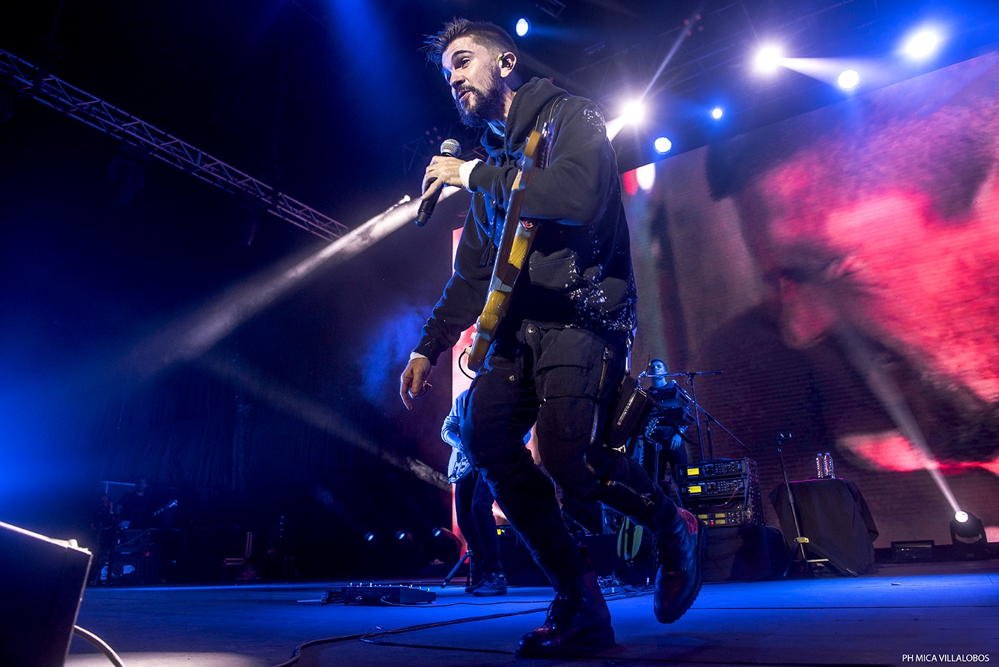 Juanes y una noche a puro baile en el Luna Park - El cantante presentó su 8vo disco de estudio en el mítico estadio porteño con una propuesta musical donde repasó sus grandes éxitos. Fotos de Mica Villalobos. 20946f9e aeb8 4cfa 9b55 5fd97b9dc8b9