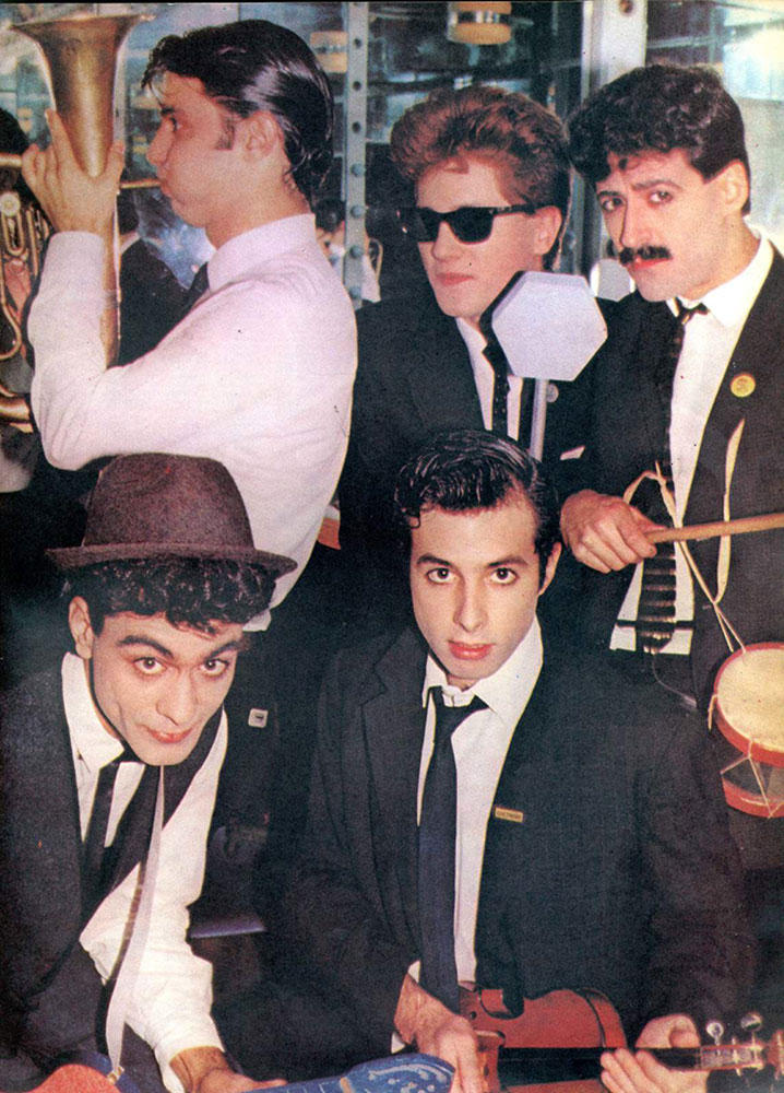 Los Twist: cachetazo al rock - El primer fin de semana de octubre, Los Twist presentarán en el estadio Obras "Cachetazo al vicio", su flamante segundo álbum. En tanto ese momento llega, el grupo realiza una amplia gira por el interior y comprueba con sorpresa cómo la autocensura sigue vigente en las radios porteñas que se niegan a difundir algunos de sus temas. 23594819 9025 44cb 80a7 f6319ccff906