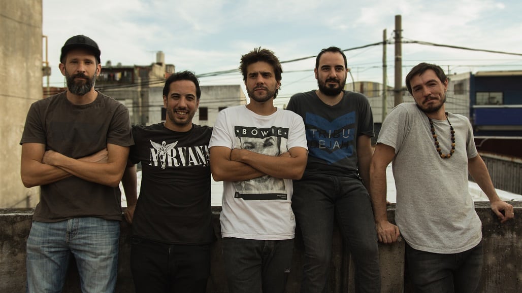 Tomás Grandinetti: "Gracias a nuestras familias y amigos que nos bancan desde siempre, Miniaturas de un Pavote sigue en pie" - El líder de la banda que también integran Facundo Piris en bajo, Juan Ignacio Stanley en batería, y Gonzalo Rodríguez y Guillermo Ceñal, en guitarras, habló sobre un exitoso 2018 que despiden junto a Científicos del Palo en el Uniclub del Abasto porteño. La fecha será el próximo domingo 30 de diciembre. 29142aa2 612c 4fd8 8816 d251b4cd3d3b