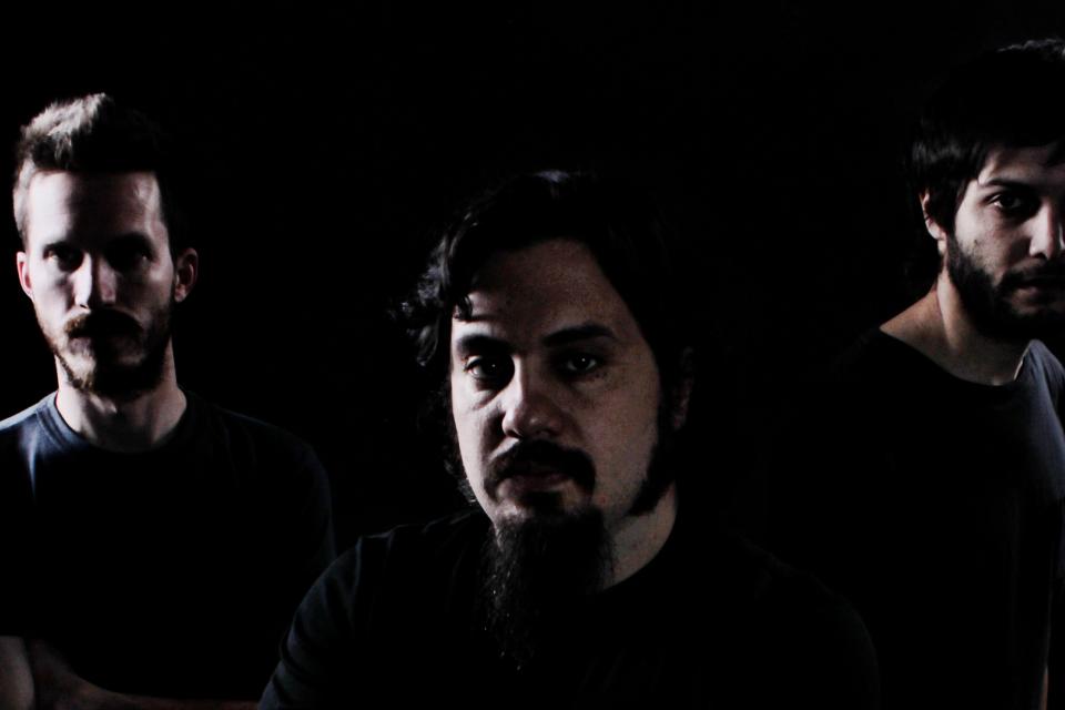 "Siempre está la música primero" - Hace 20 años nació en Córdoba una banda difícil de catalogar: un grupo que quería hacer rock y que, casi sin querer queriendo, usaba elementos progresivos, fusiones, cosas de jazz, funk y metal. Esa banda es Sur Oculto. "La fácil es rock instrumental, pero hay de todo. A nosotros nos tiran con el tema del rock progresivo, pero no sé realmente. Al nacer principalmente de zapadas, la música es un híbrido. Fue mutando pero nunca fue algo premeditado", cuenta Sebastián Teves, bajista y miembro histórico del grupo, que en la antesala de los festejos por sus dos décadas está preparando dos shows muy importantes: uno en Córdoba y otro en el Centro Cultural Kirchner, con entradas agotadas en menos de 40 minutos. 2b1058ea 7b64 4fa7 8679 553c262761e8