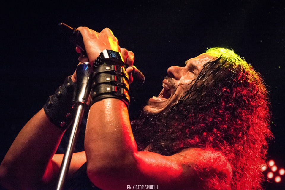 Sons of Apollo en Groove: el verdadero legado del Dios Sol - El supergrupo progresivo fundado por Mike Portnoy y Derek Sherinian visitó la Argentina para presentar “Psychotic Symphony”, su primer disco de estudio. Finalmente llegaron a nuestro país. Mike Portnoy (batería), Derek Sherinian (teclados), Billy Sheehan (bajo), Ron ‘Bumblefoot’ Thal (guitarra) y Jeff Scott Soto (voz) se presentaron por primera vez en la Argentina – es decir: todos juntos, como Sons of Apollo - para dar un show impecable, donde, además de presentar canciones de su disco de estudio, se permitieron coquetear con alguna que otra perlita del pasado. El concierto, que arrancó con “God of the Sun”, continuaría, sin pausas, con “Signs of Time”, “Figaro’s Whore” y “Divine Addiction, para meter, inmediatamente, el primer cover de la noche: “Just Let Me Breathe”, de Dream Theater. Con un quinteto ajustadísimo, siempre a la altura de las circunstancias, la banda recorrió de punta a punta, pero no en orden, su único álbum. Así, pasaron, fueron pasando “Labyrinth”, “Lost in Oblivion”, la hermosa cuasi balada “Alive”, y el monstruoso y épico instrumental de casi once minutos “Opus Maximus”. Como cabía esperar, todos tuvieron su protagónico, a solas, en el escenario (curiosamente, Portnoy fue el único sin número solista): Bumblefoot, con una divertida – y virtuosa, claro - versión del “Pink Panther Theme”; Soto jugando con el delay en un magistral a capella de “The Prophet’s Song” y una emotiva interpretación, junto al guitarrista, de “Save Me” (los dos, clásicos de Queen); Sheehan como irrefutable prueba de vida alienígena y, Sherinian, aprovechando el cien por ciento de sus bancos de sonidos para servir de preludio al que sería el momento más elevado de la velada, el del segundo cover: “Lines in the Sand”, - también de la ex banda de los fundadores -, con mención especial para el inquieto Bumblefoot que, en las botas del gran John Petrucci, supo poner la piel de gallina a toda la concurrencia con su fenomenal interpretación del conmovedor solo. Pero todo tiene un final. El gran cierre llegaría a dos horas del inicio, después de un brevísimo descanso: primero sonaría “And The Craddle Will Rock” (cover de Van Halen) y, ahora sí, definitivamente, la que estaba faltando del nuevo disco: “Coming Home”. Y, mientras los músicos, saludando atónitos ante la respuesta del público se preparaban para dejar el escenario, la ovación no encontraba punto final. Aristeo, Orfeo, Troilo, Eleuter, Coribantes, Asclepsio, Mileto, Anfiso son, según la mitología grecorromana, algunos de los hijos que Apolo, patrono de las bellas artes y la música, entre otras cosas, dejó en esta tierra. Mike, Derek, Billy, Ron y Jeff no aparecen en ninguna lista oficial. Aun así, permitámonos creer que solo se trata de un error: estos cinco tienen que ser hijos de Apolo. Si no, no se explica. Fotos: Víctor Spinelli 2b3f406f 4005 4937 898e 3fc59df9714e